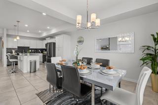 Cozy & Stylish 2BR Condo Prime Storey Lake Spot - 6