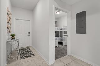 Cozy & Stylish 2BR Condo Prime Storey Lake Spot - 4
