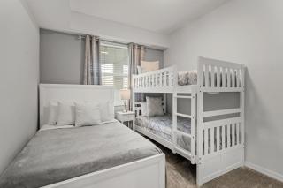 Cozy & Stylish 2BR Condo Prime Storey Lake Spot - 3