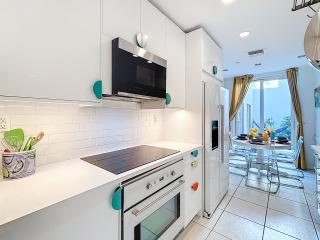 Your sunny stay A getaway in a classic Miami Beach building just one minute to the sand Ideal for groups and couples - 6