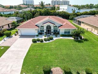 Rose Garden Getaway with Oversized Hot Tub - Cape Coral - 4