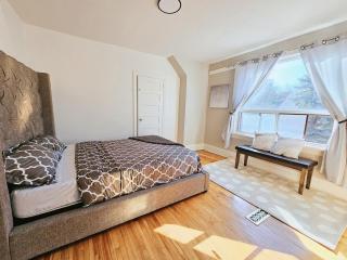 Downtown Toronto 3 Bedrooms - 1 Free Parking - 0