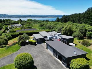 Spacious Home with a Lake View - Taupo - 9