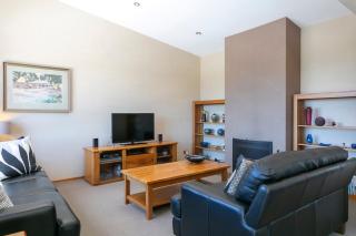 Spacious Home with a Lake View - Taupo - 2