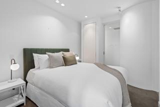 Chic City Escape with Pool, Gym & Parking - Melbourne - 4