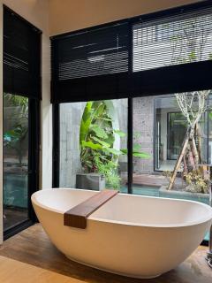 Cozy Luxe 3BR Villa in The Heart of Batu Bolong, Canggu - 5