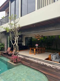 Cozy Luxe 3BR Villa in The Heart of Batu Bolong, Canggu - 2