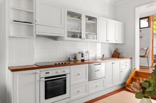 Elegant 1-Bed Oasis with Courtyard in North Sydney - 5