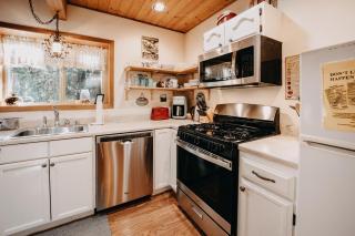 Snowline Cabin 4 - Pet-friendly cedar cabin with a private outdoor hot tub - Deming - 4