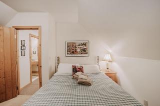 Baker Rim Cabin 32 - Cute, Private, 2-story Family Cabin - 1