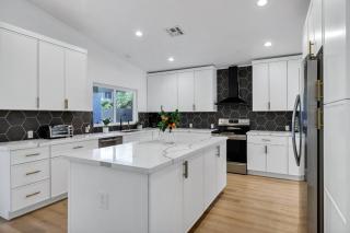 NEW! Luxe Vacation Retreat - heated pool, putting green - Peoria - 5