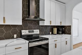 NEW! Luxe Vacation Retreat - heated pool, putting green - Peoria - 3