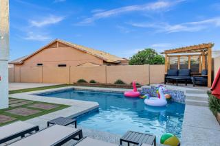 NEW! Luxe Vacation Retreat - heated pool, putting green - Peoria - 9