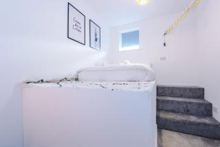 Cohost Partners Chic Stay Heart of Warrington - 7