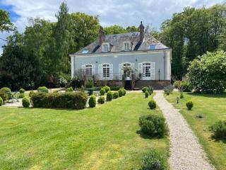Hôtel les Grands Chênes - Saint-Fargeau - 0