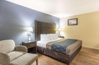 Econo Lodge Inn & Suites I-35 at Shawnee Mission - Overland Park - 4