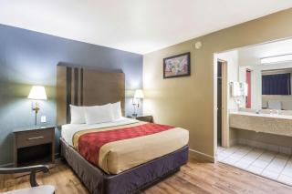 Econo Lodge Inn & Suites I-35 at Shawnee Mission - Overland Park - 1