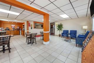 Econo Lodge Hays I-70 - Hays - 6