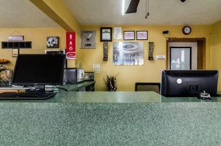 Econo Lodge Winfield - 9