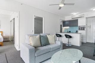 Chic 1 Bed Inner-City Retreat with Pool and Views - Brisbane - 4