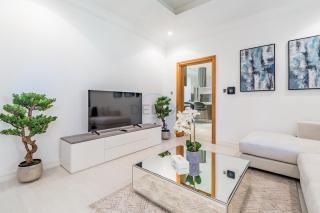 Near the Beach 4BR Villa with Assistant's Room, Minutes Away from the Mall and Monorail, Canal Cove, Palm Jumeirah by Deluxe Holiday Homes - 6