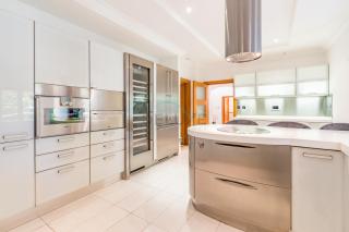 Near the Beach 4BR Villa with Assistant's Room, Minutes Away from the Mall and Monorail, Canal Cove, Palm Jumeirah by Deluxe Holiday Homes - 3