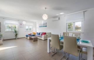 Villa Marilu, modern villa with pool near the sea - Ubasico - 9