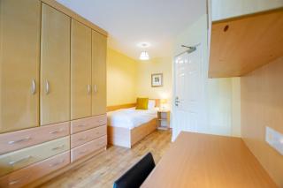 2 Bed Apartment by Shortstays - Galway - 9