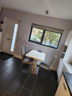 2 Bedroom Modern House - Leicester - 9