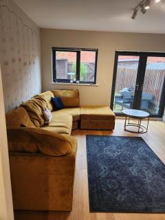 2 Bedroom Modern House - Leicester - 2