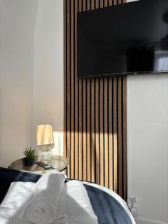 3 Double Beds Links to M6 & M5 - 3