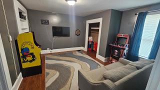 Huge 4-Bedroom Historic Home & Game Room - Goldsboro - 7