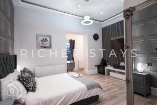 Hackney Suites - En-suite rooms & amenities - London - 4