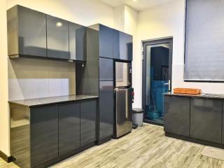 Cozy Beachfront 3-Bedroom Apartment in City Centre - Colombo - 7