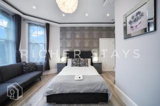 Hackney Suites - En-suite rooms & amenities - London - 7