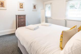 3 bed, gf beachside apartment with parking and garden - 3