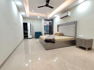 Homlee-Virasat 3BHK Flat Central DEL-Lift-Parking - New Delhi - 3