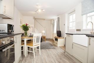 2 Bed Cottage - Sleeps 4 - Pets - Patio - Parking - 1