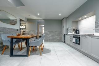Central City Apartment with Hot Tub, Art and More! - Bristol - 0