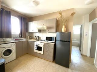 Spacious 3Apt Combo, Fast WiFi, 5Min Walk to Beach - Larnaca - 1