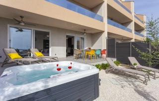 Bezauberndes Apartment 100 Meter zum Sandstrand mit Meerblick, Jacuzzi, BBQ - Medulin - 9