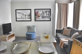 Banksys Hideout London Graffiti-Style Apartment - 7