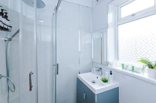 Cosy & Stylish 3-Bedroom Home Near Etihad Stadium & Coop Live Arena, Perfect for 8 Guests - Manchester - 5