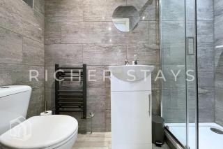 Hackney Suites - En-suite rooms & amenities - London - 8