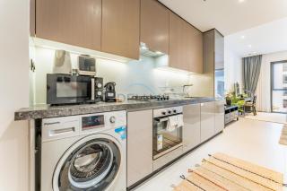 Near Circle Mall and steps from the park, Hyati Avenue, JVC by Deluxe Holiday Homes - 6