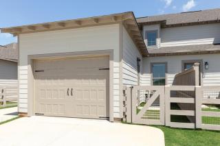 Modern Comfort Near AU l Perfect for Families & Fans - 9