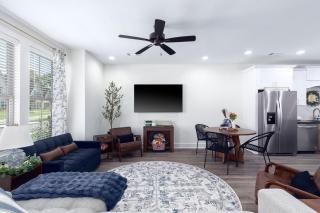 Modern Comfort Near AU l Perfect for Families & Fans - 3