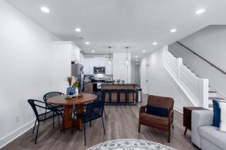 Modern Comfort Near AU l Perfect for Families & Fans - 1