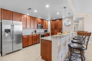 Luxurious High-Rise Haven with Balcony - Condo Cape Escape - Roelens Vacations - Cape Coral - 2