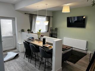 ResiLets - Plessey Road House, Large, Modern Home - 0